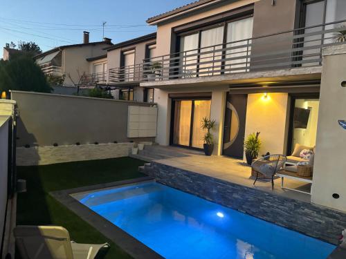 une piscine dans l'arrière-cour d'une maison dans l'établissement Villa luxueuse et Moderne avec piscine !, à Béziers