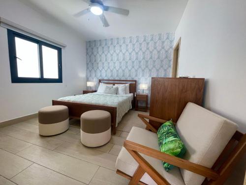 Llit o llits en una habitació de Luxury Apt with Private Jacuzzi & Pool Near Beach