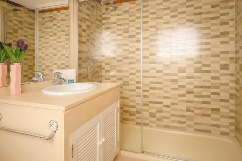 un baño con lavabo y ducha en Bungalow Sergio, en Estepona