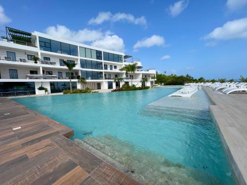 Der Swimmingpool an oder in der Nähe von Luxury Apt with Private Jacuzzi & Pool Near Beach