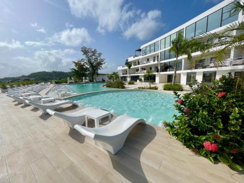 Piscina a Luxury Apt with Private Jacuzzi & Pool Near Beach o a prop