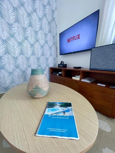 TV/Unterhaltungsangebot in der Unterkunft Luxury Apt with Private Jacuzzi & Pool Near Beach