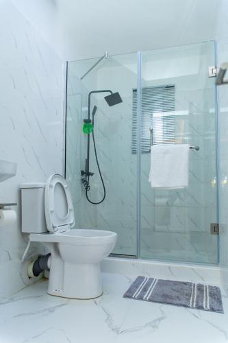 Ένα μπάνιο στο Havilland Apartments