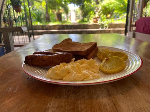 ゲストハウスの敷地内または近くでの食事または食べ物