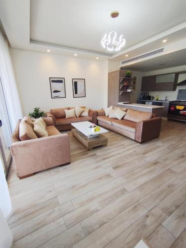Una sala de estar con dos sofás y una mesa. en Bridge apartments, en Amán