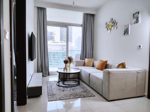 Burj View 2BR Near Dubai Mall Fast Wi-Fi Balcony