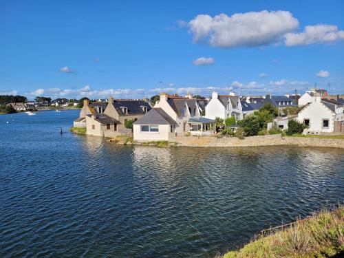a group of houses next to a body of water at Maison de pêcheur in Tréffiagat