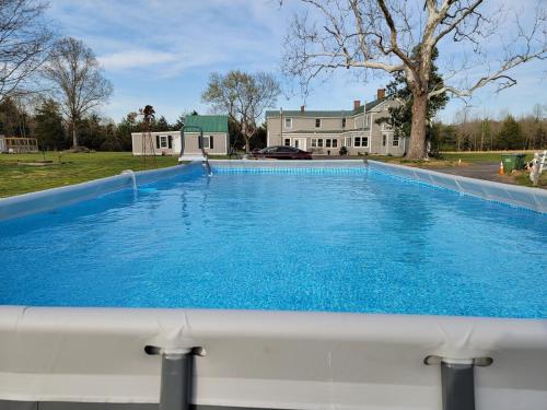 Bazén v ubytování 1840's Cottage 3 miles from I95 Near Shopping nebo v jeho okolí