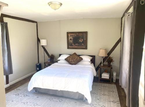 Postel nebo postele na pokoji v ubytování 1840's Cottage 3 miles from I95 Near Shopping