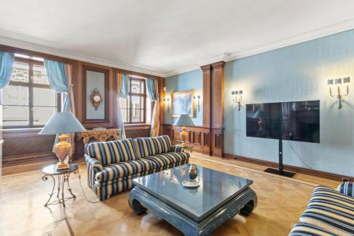 Feel History & Enjoy Luxury