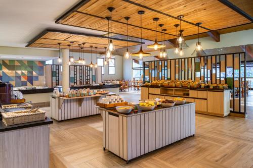 een bakkerij met een hoop eten te zien bij Rio Quente Resorts - Hotel Luupi in Rio Quente