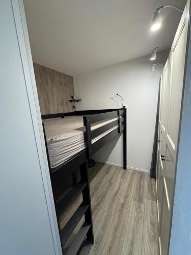 Cette petite chambre comprend des lits superposés et un placard. dans l'établissement Résidence Porte Océane, Batiment L , appartement 81, à La Rochelle