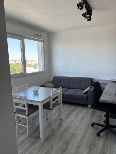 un salon avec un canapé et une table dans l'établissement Résidence Porte Océane, Batiment L , appartement 81, à La Rochelle
