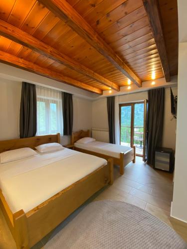 Tempat tidur dalam kamar di Gegest Hotel
