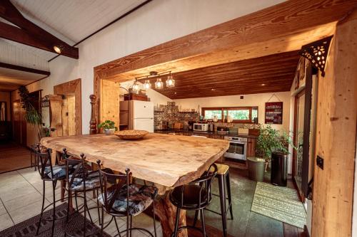 ラカノーにあるGrande Maison Pleine Nature 5 Chambres pour 10 à 12 persの大きなキッチン(大きな木製テーブル、椅子付)