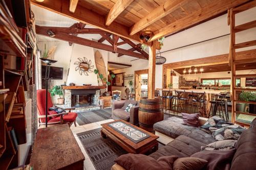 ラカノーにあるGrande Maison Pleine Nature 5 Chambres pour 10 à 12 persのリビングルーム(家具、暖炉付)