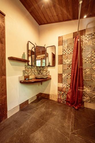 Cette chambre comprend un miroir mural et une étagère. dans l'établissement Grande Maison Pleine Nature 5 Chambres pour 10 à 12 pers, à Lacanau