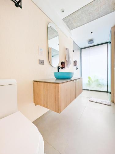 a bathroom with a sink and a mirror at Hotel Once22 in Sabaneta