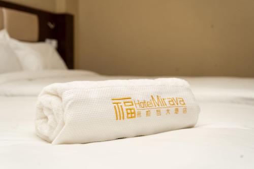 un asciugamano bianco seduto sopra un letto di Hotel Mirava a Maputo