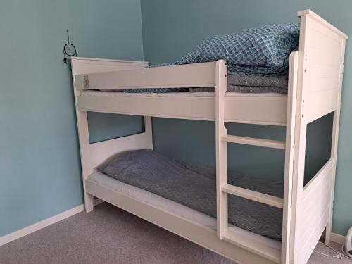 a bunk bed in a room at Hjemme koselig og sentralt leilighet in Fredrikstad