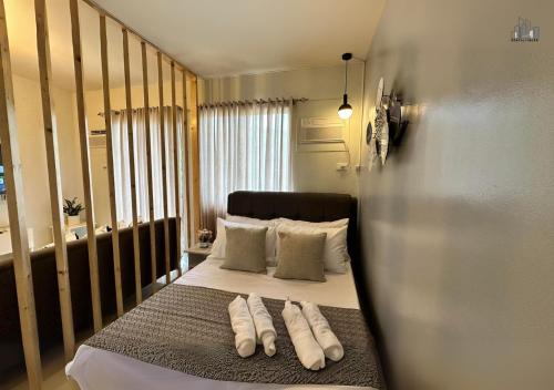 Postel nebo postele na pokoji v ubytování Puerto Princesa Apartment with FREE Pool, Parking & Gym - B2 2Flourite