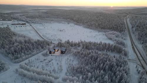 an aerial view of two jeepneys driving through a forest at Levin Lyhty Bea by Hilla Villas in Kittilä