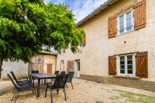 a table and chairs in front of a building at Le Mazet de Pendaries - Jardin - Gaillac in Brens
