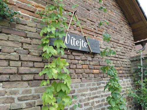 a sign on the side of a brick wall at Pivní lednice in Lhota pod Libčany