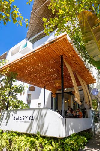 サン・フランシスコにあるAgua de Luna Hotel Boutique, San Pancho Nayaritの建物の前に天蓋があるレストラン