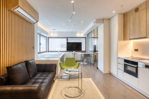 Kuchyň nebo kuchyňský kout v ubytování GSM Elevated Luxury Suites