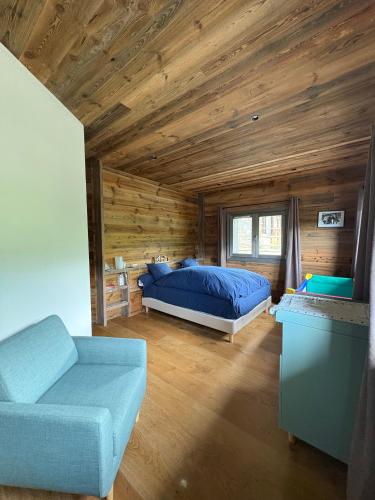 une chambre avec un lit et un canapé dans une pièce dans l'établissement Méribel Village Luxury Apartment, à Les Allues