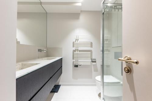 une salle de bain avec un lavabo, des toilettes et une douche dans l'établissement New 100m2 3-Bedroom Flat in Paris 6th St Germain-des-Près, à Paris