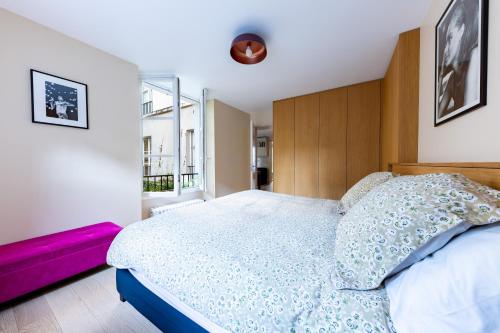 une chambre avec un lit avec une tête de lit en bois dans l'établissement New 100m2 3-Bedroom Flat in Paris 6th St Germain-des-Près, à Paris