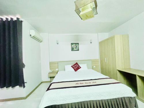 a bedroom with a large bed in a room at Hotel Hoà Bình Riverside Văn Phú in Hà Ðông