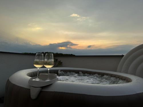 two glasses of wine in a tub on a balcony at Prosluněný dům s výhledem na Pálavu in Brod nad Dyjí
