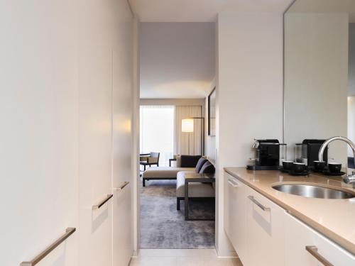 Kuchyň nebo kuchyňský kout v ubytování Hotel Realm