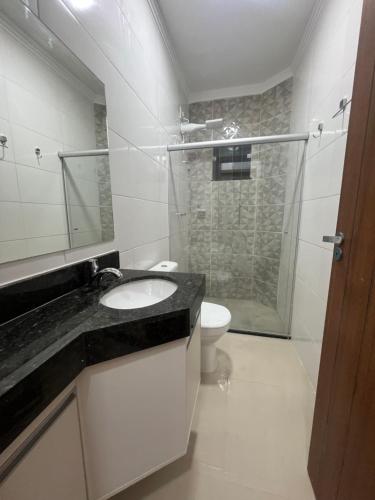 un bagno con lavandino, WC e doccia di VISTA MAR 3 apt6 a Porto Seguro