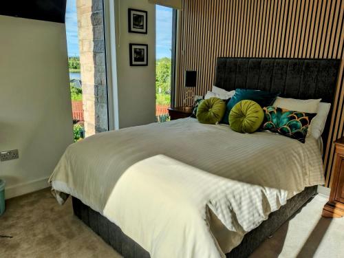 Un pat sau paturi într-o cameră la Aber Holiday Rentals