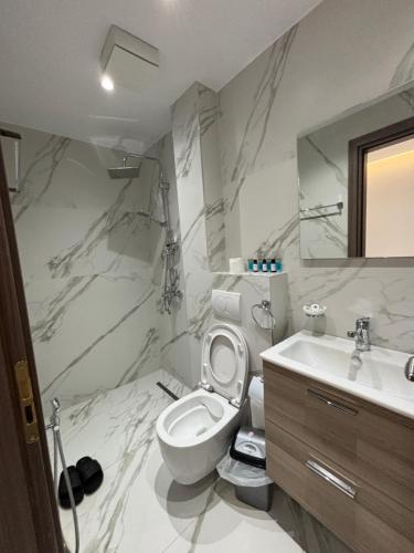 サランダにあるLezet Hotelのトイレと洗面台付きのバスルーム