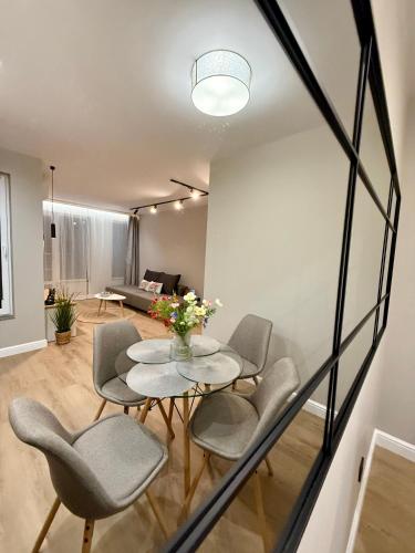 a living room with a table and chairs at Апартамент Vista Al Mar in Pomorie