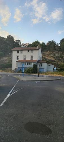 un parking vide devant un immeuble dans l'établissement Appartement 1, à Saint-Germain-Laprade