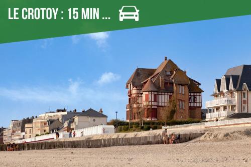 a group of houses on the beach next to the ocean at Le Chauffour in Rue