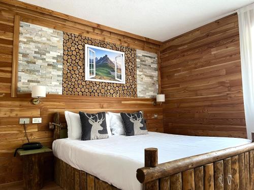 Postel nebo postele na pokoji v ubytování Hotel Rododendro Val di Fassa