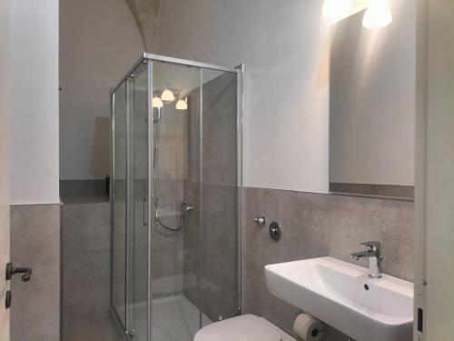 a bathroom with a shower and a toilet and a sink at Piazza Vittorio 30 in Trapani