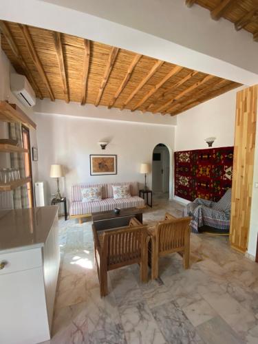 スキロスにあるAegean Houseのソファとテーブルのあるリビングルーム