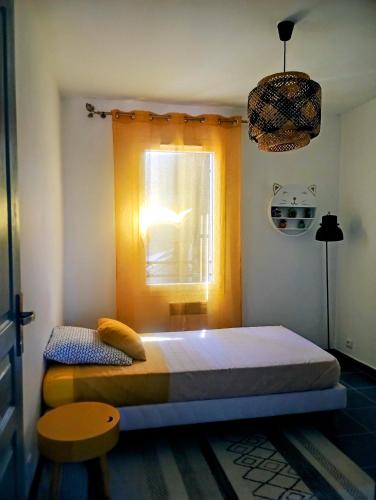 une petite chambre avec un lit et une fenêtre dans l'établissement Cigales, à Belcodène