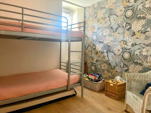 a bunk bed in a room with a wall at Maison du Chêne in Vertou