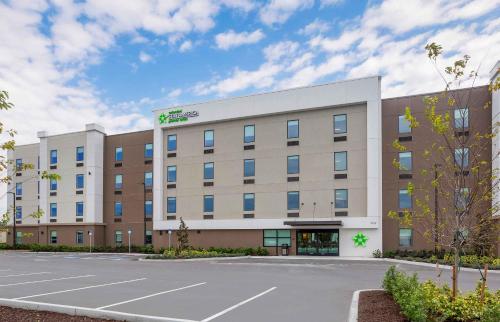 an image of an office building with a parking lot at Extended Stay America Premier Suites - Bradenton in Bradenton