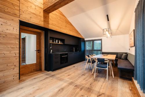 a dining room and kitchen with a table and chairs at Ferienapartment Tenne in Gundisch