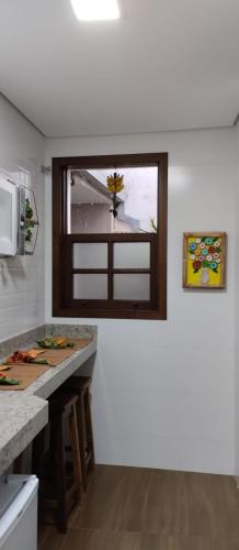 a kitchen with a counter top and a window at Apartamento central in Ouro Preto